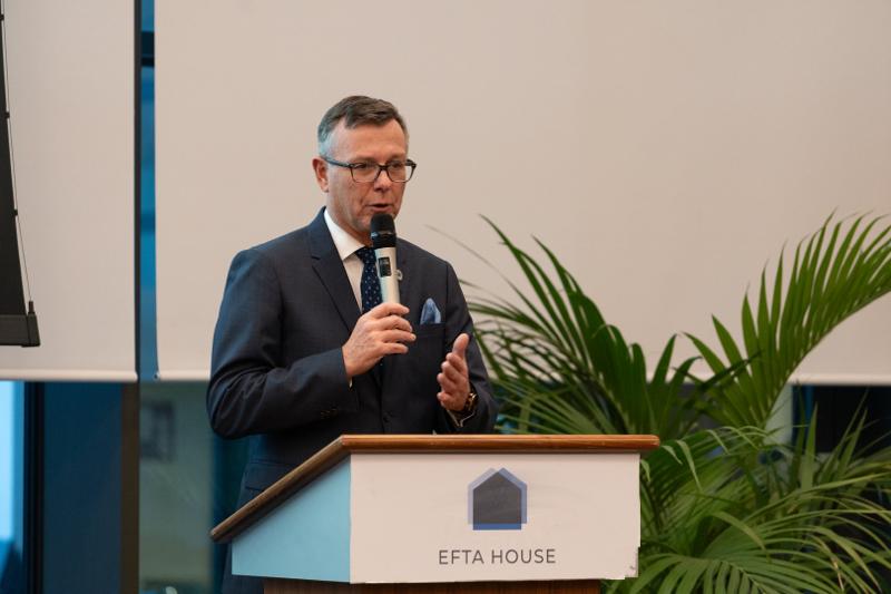 Ein mann på ein talarstol